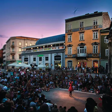 Apartamento Awesome In With Wifi Pula